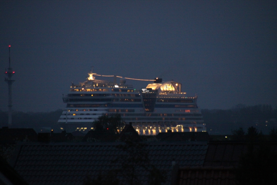 IMG11782.JPG - 01.05.2010: AIDAblue outbound