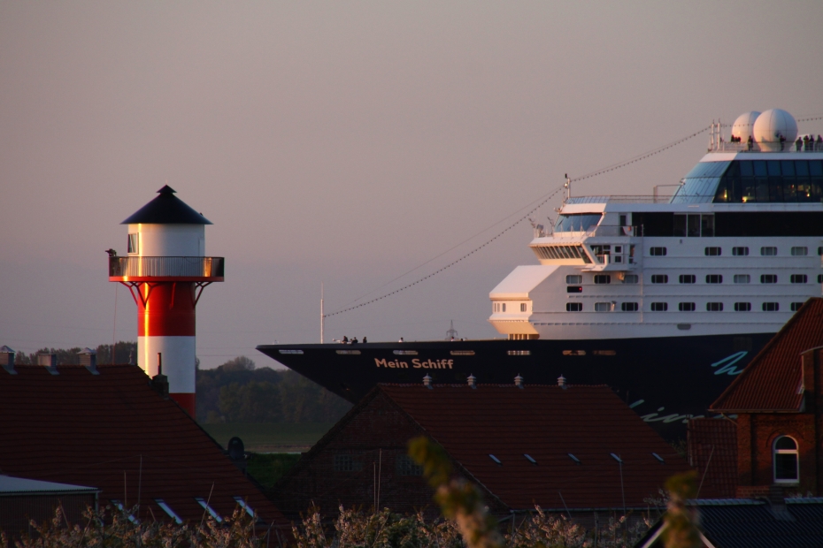 IMG11882.JPG - 05.05.2010: Mein Schiff outbound