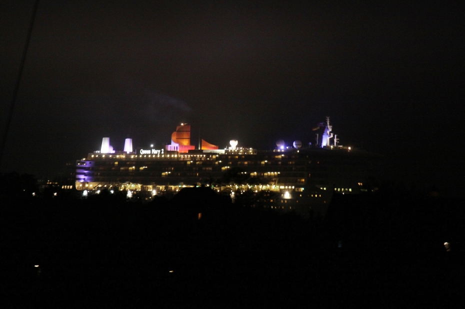 IMG11907.JPG - 07.05.2010: Queen Mary 2 inbound