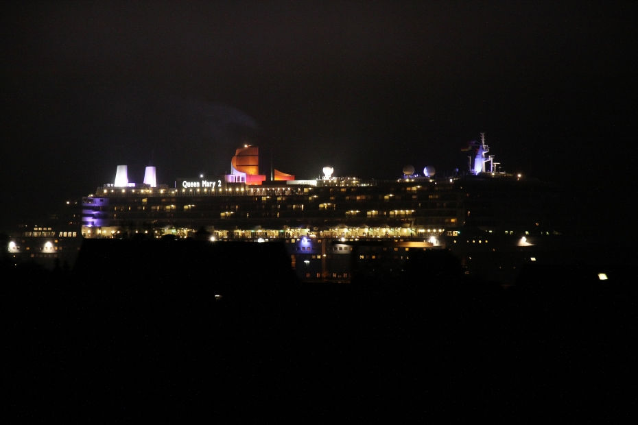 IMG11910.JPG - 07.05.2010 Queen Mary 2 inbound