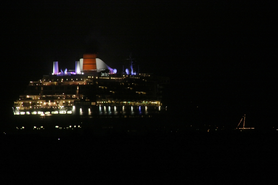 IMG11949.JPG - 07.05.2010 Queen Mary 2 inbound