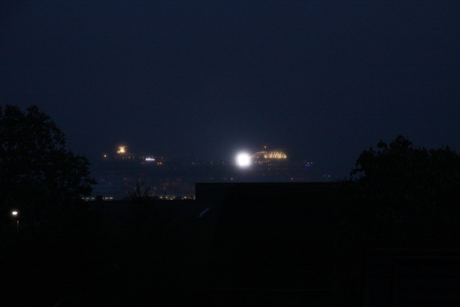 IMG11967.JPG - 12.05.2010: AIDAluna, outbound, da taucht sie im Dunst auf