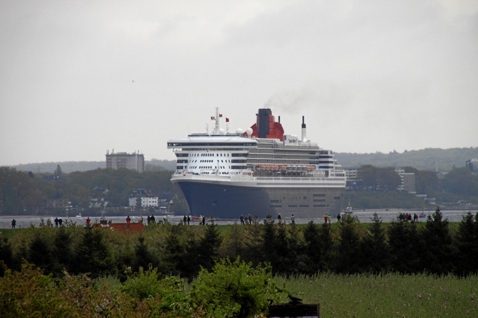 IMG11999.JPG - 13.05.2010: Queen Mary 2, hier auf Höhe Willkommhöft